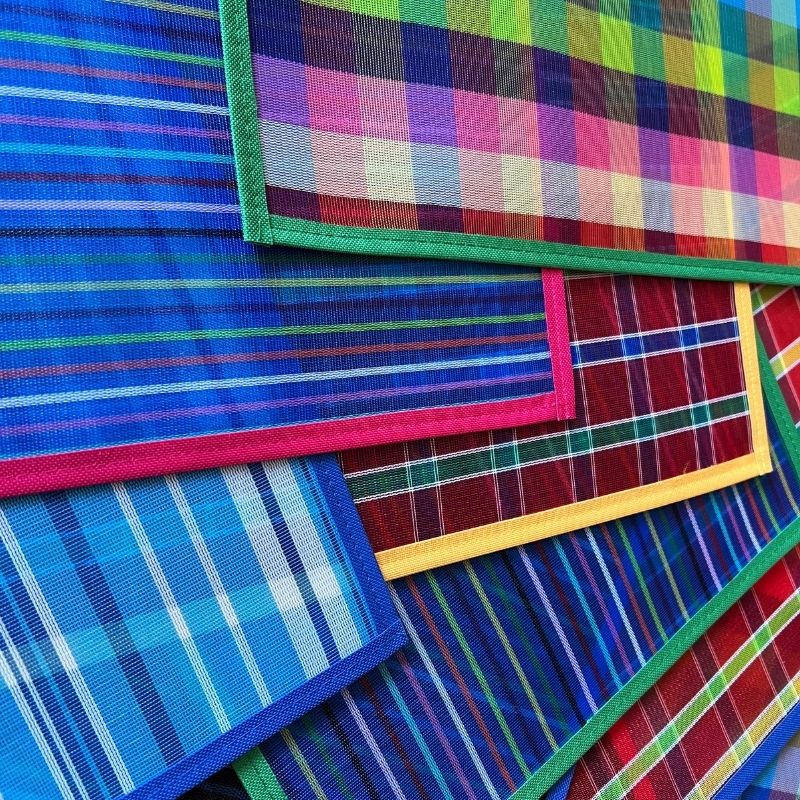Color y diseño en la mesa, manteles individuales de color